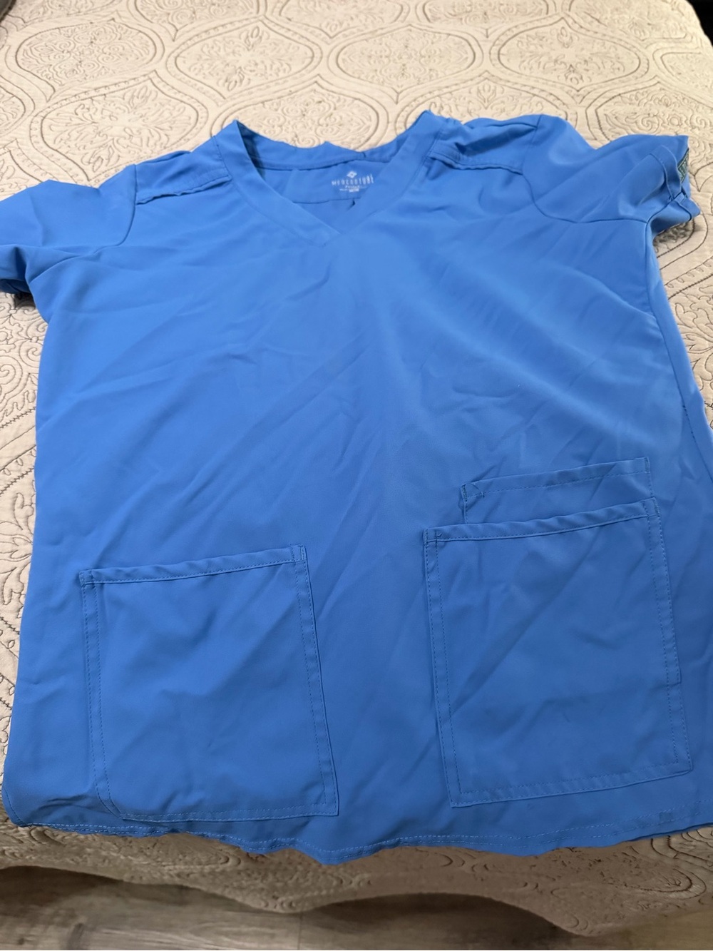 Med Couture Men's V-Neck Scrub Top in Bright Blue
